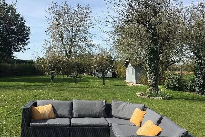Luxurious country house 4 bedr / 8 p with large garden, jacuzzi and billiards