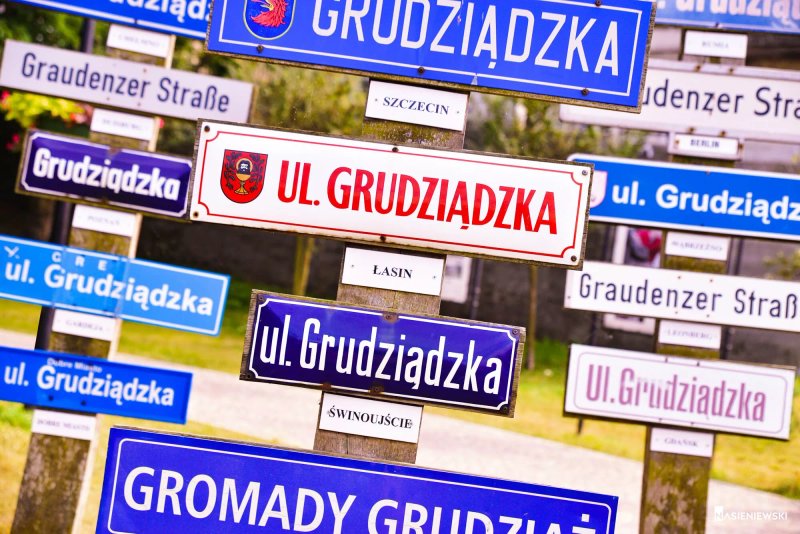 Tablice z napisem "Ulica Grudziadzka"