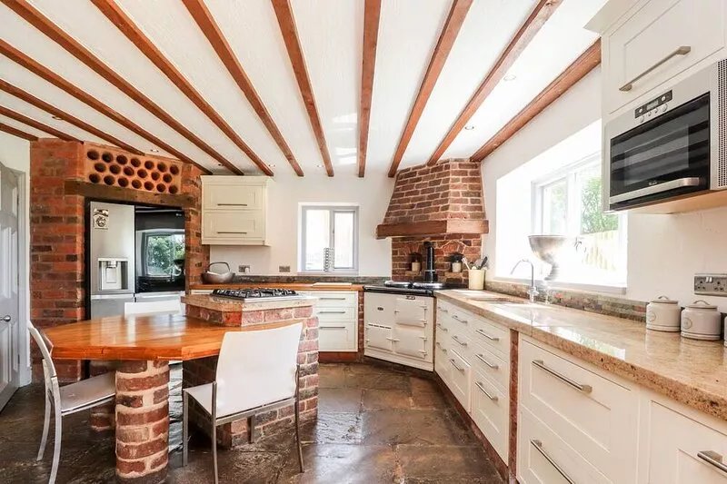 NOAH'S BARN, pet friendly, with hot tub in Hambleton, Lancashire