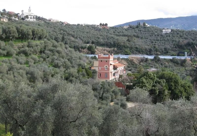 Lovingly Restored Country Farm House in Olive Grove 10 minutes from sea