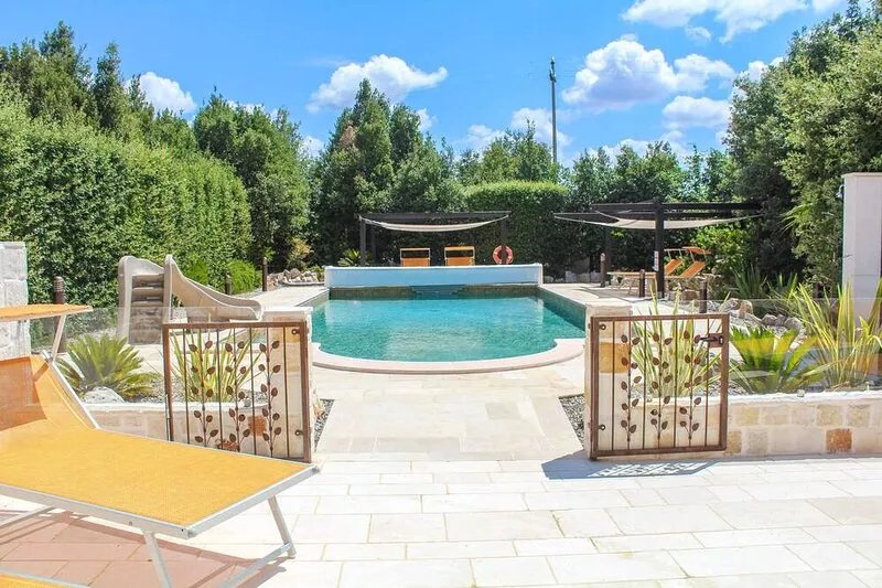 Large Luxury Trullo, Private HEATED Pool, Air Con and 90m2 Games Room