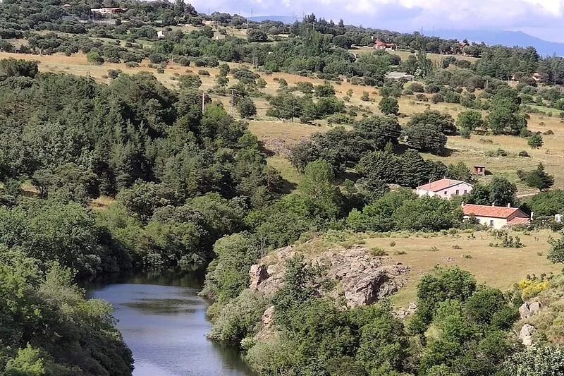 Beautiful romantic Watermill on waterfront in natural park, 40 min from Madrid.