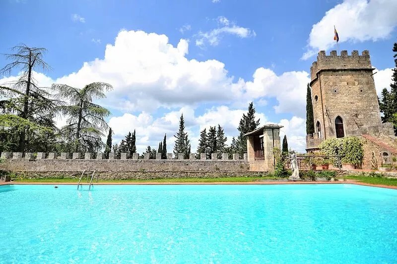 Panoramic castle with large pool on the walls. Ideal for weddings and events