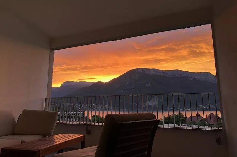 Ideal location, luxurious 4-star air-conditioned apartment with beautiful lake