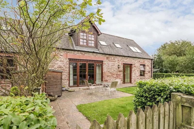 NANTUSI COTTAGE, pet friendly, with a garden in Kirriemuir