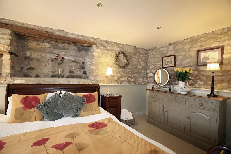 Converted stable Mews Cottage with one king bed Sleigh bedroom