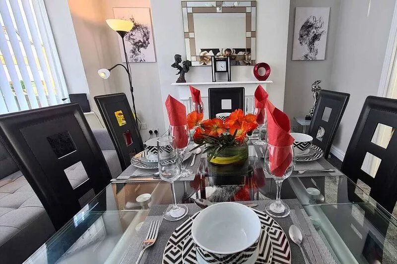 7 Bed Holiday Home+WiFi+free Private Parking.Closest to football Ground+Downtown