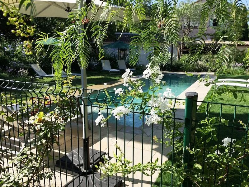 St Tropez-3mn place des Lices: villa-pool-large garden not overlooked