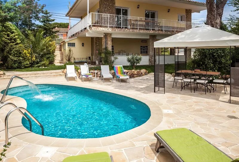 Family friendly holiday home with panoramic sea views, private pool, garden