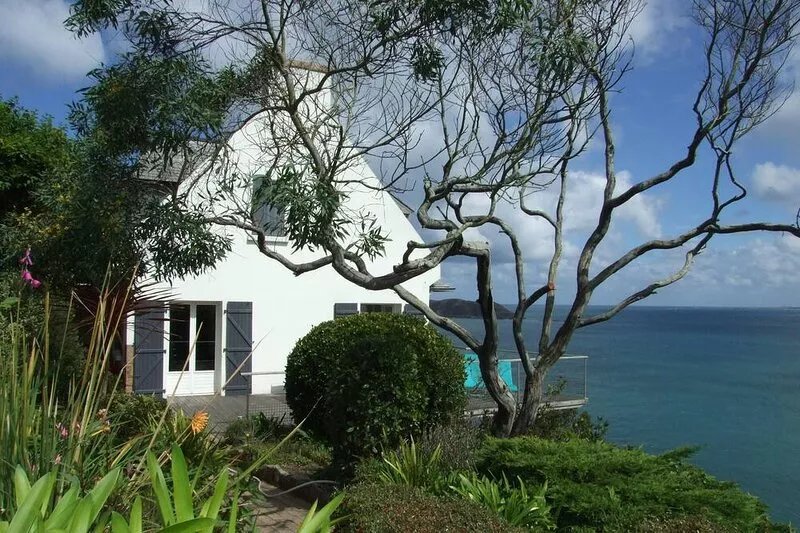 House with unobstructed sea view (direct access), 300 m from the beach