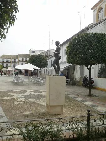 Estatua a la Nina del Aro