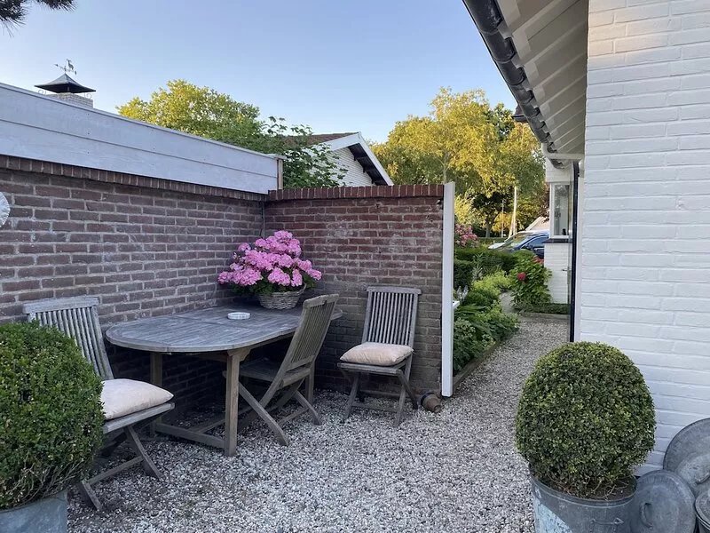 Located 500 m. from the beach 1-4 pers. upstairs apartment, terrace and garden.