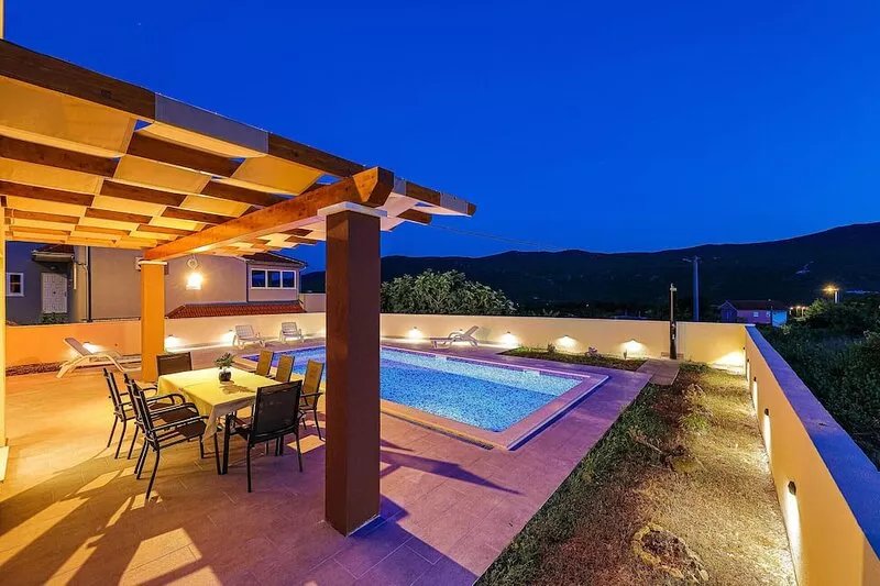 Gorgeous home in Primorski Dolac with WiFi