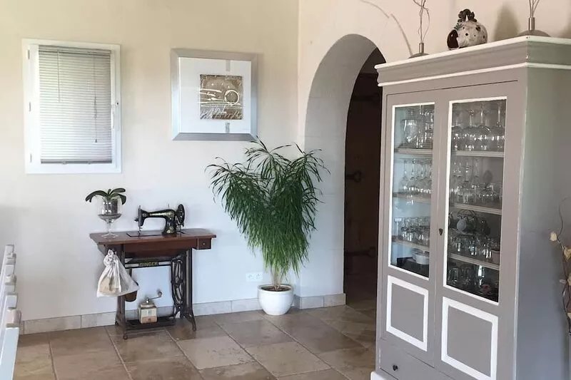In the heart of the luberon, character villa with swimming pool