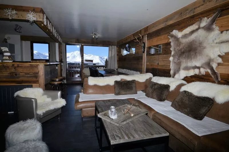 Charming 110 sq.m apartment in a chalet at the foot of the Val Thorens slopes.