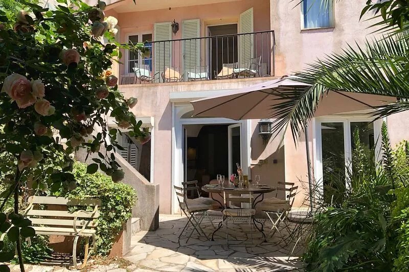 Garden Apartment In Heart Of The Old Town