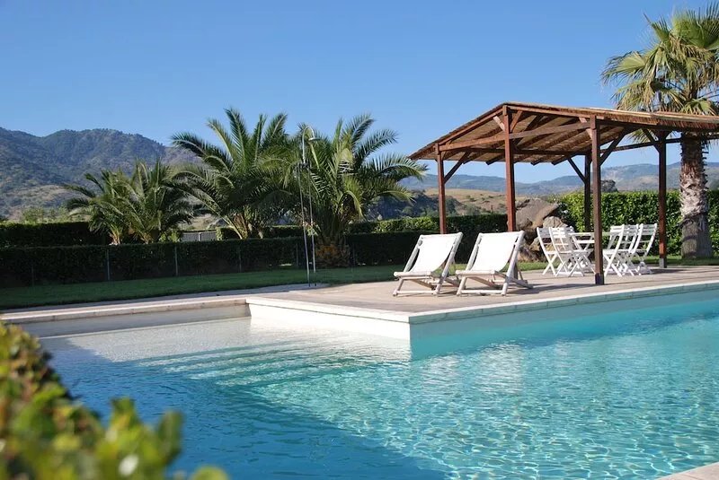 Villa dei Baroni surrounded by vineyards and amazing views to the Mount Etna
