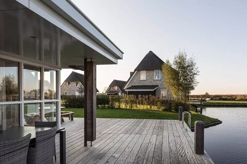 Beautiful, stately villa with sauna at the lake