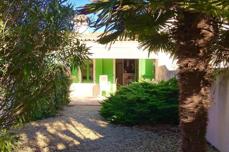 PRETTY HOUSE in Private Estate, Pool / Tennis Near sandy beach