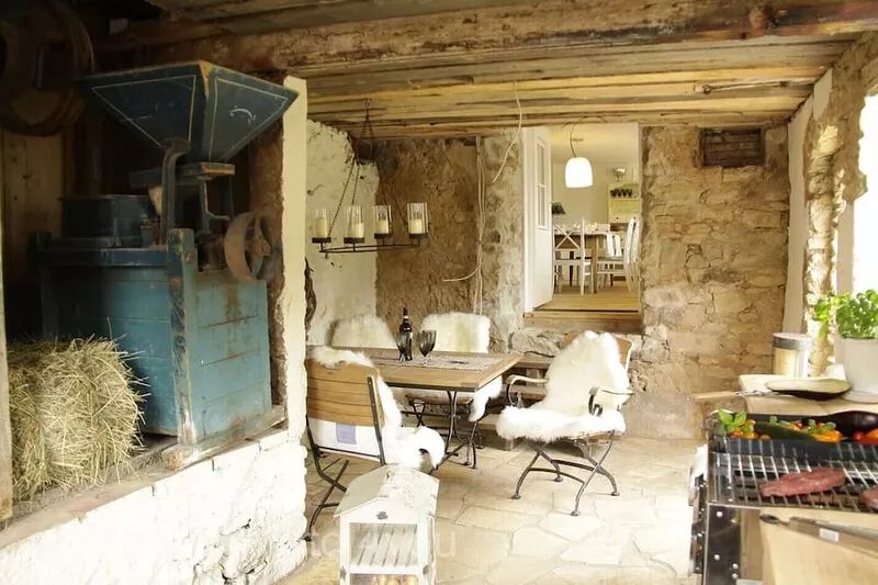 Deluxe farmhouse, smokehouse kitchen, tiled stove, bathroom in stable, Whirlpool