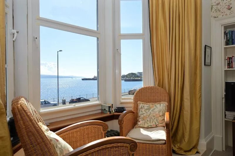 Kimberley Apartment, shore front location, enclosed garden, pet friendly