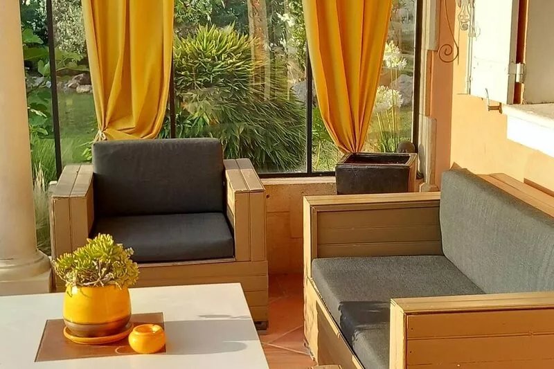 Provencal villa with swimming pool, pool table and table tennis.