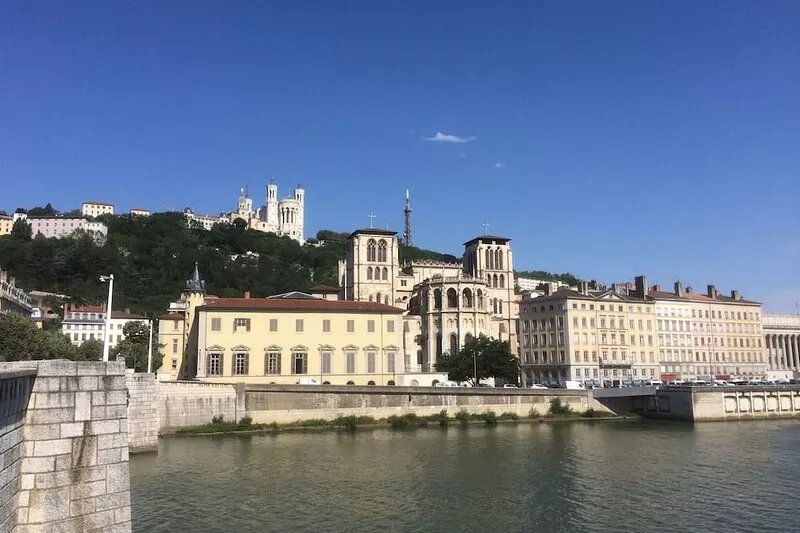 VERY LARGE GITE **  WEEKEND & HOLIDAYS BEAUJOLAIS LYON RHONE
