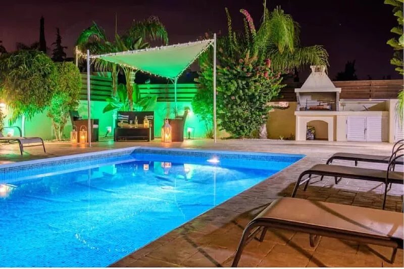 Villa Sophia - 3 bed villa with private pool, 2 min walk to beach and internet