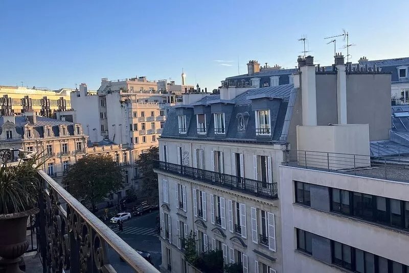 Elegant 4 bedrooms with space & view close to Parc Monceau and Arc de Triomphe.