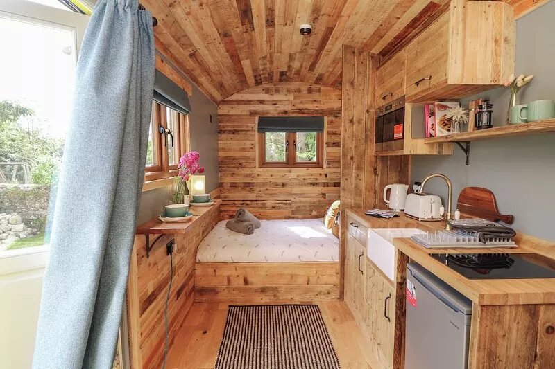 TOWER HUT, pet friendly, country holiday cottage in Ryde