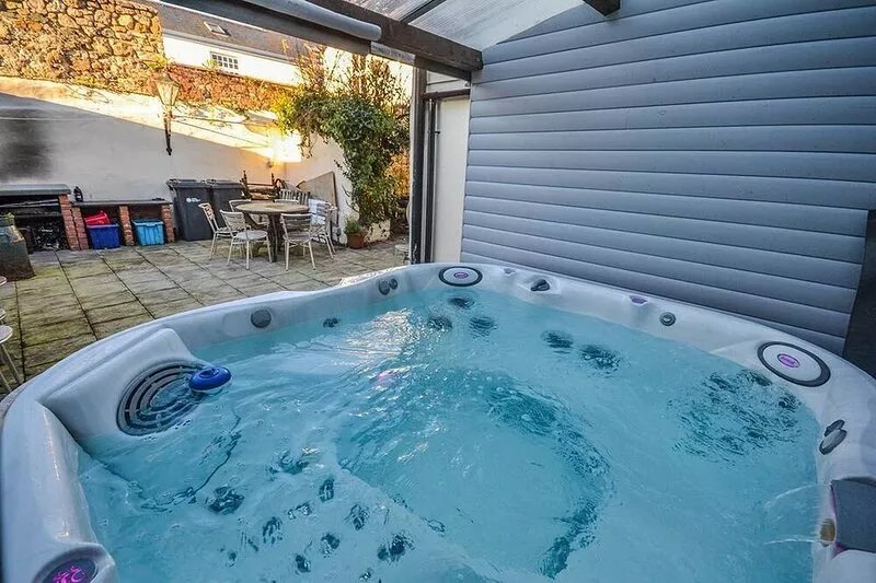 Kings House -  a town house that sleeps 12 guests  in 6 bedrooms