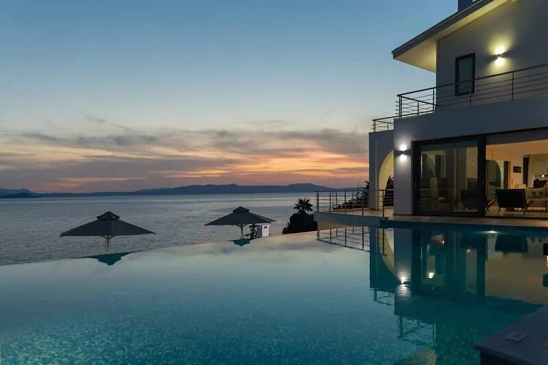 A modern villa with pool, jacuzzi, sauna and gym and breathtaking sea view