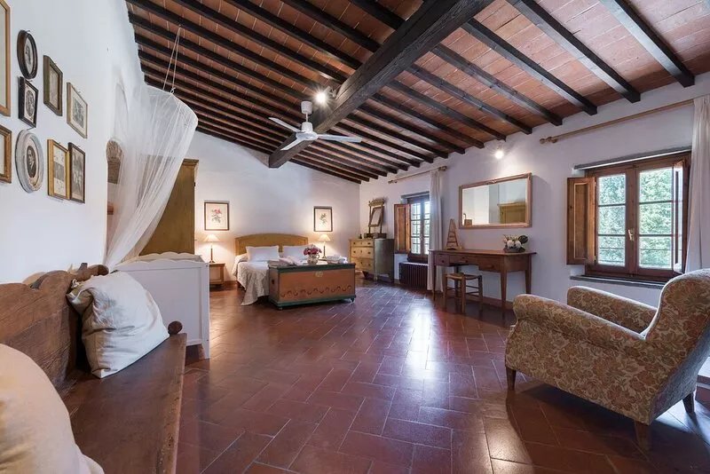 Wonderful Tuscan farmhouse with large spaces and panoramic views