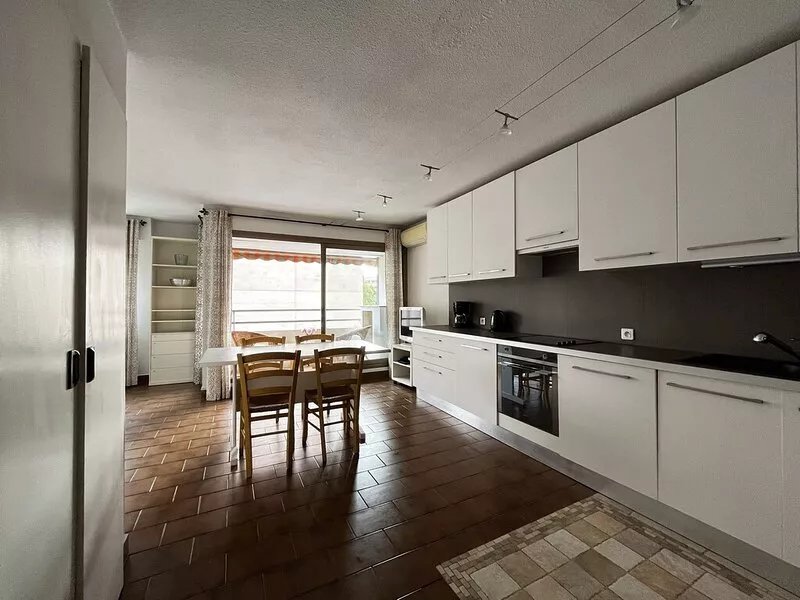 Antibes center, large studio with balcony and individual garage.