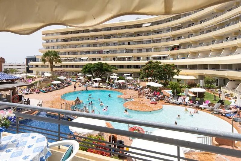 2 Bed Hotel Apt. Sleeps 3/4, Five minutes walk to Beach, Shops & Restaurants