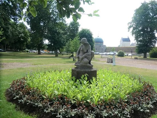 Statyn ''Blomsterflickan''