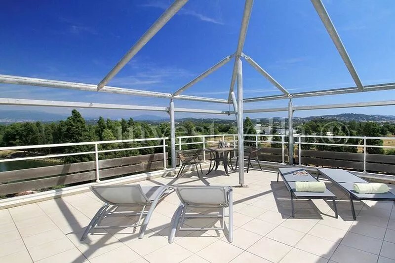 3 bedroom penthouse apartment near Cannes in the South of France - Huge terrace