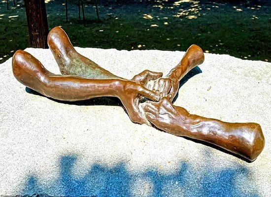Sculptures " The Welcoming Hands "