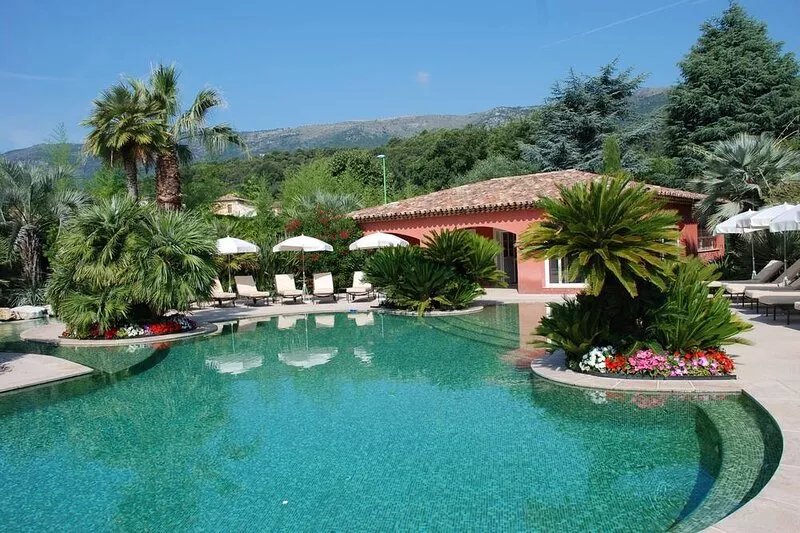Comfortable villa with private landscaped garden, swimming pool