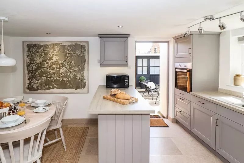 WOODBINE COTTAGE, pet friendly, with open fire in Bidford-On-Avon