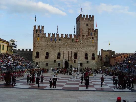 Partita a Scacchi di Marostica a personaggi viventi