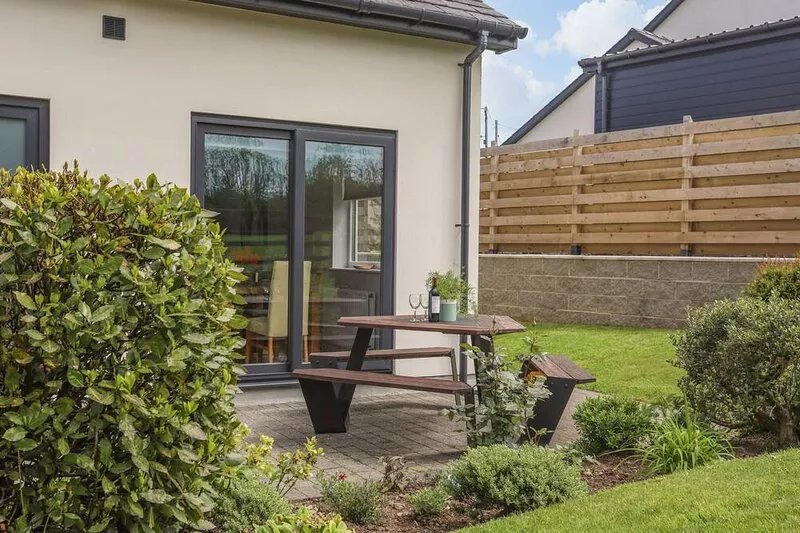 BRONALLT, family friendly, with a garden in Y Felinheli