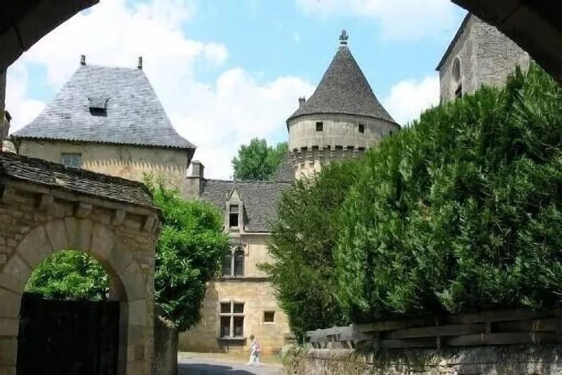 In the heart of black Périgord, old farmhouse with panoramic view