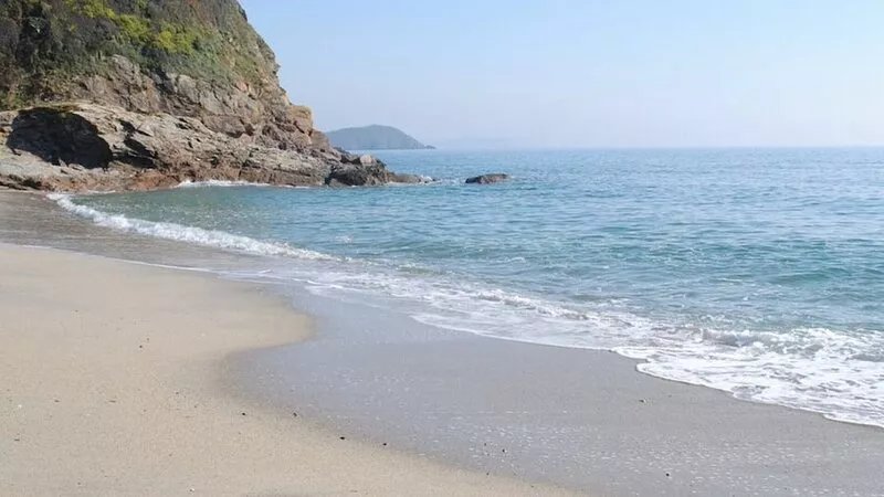 Traditional Cottage. 5 min walk to the beach, village setting.