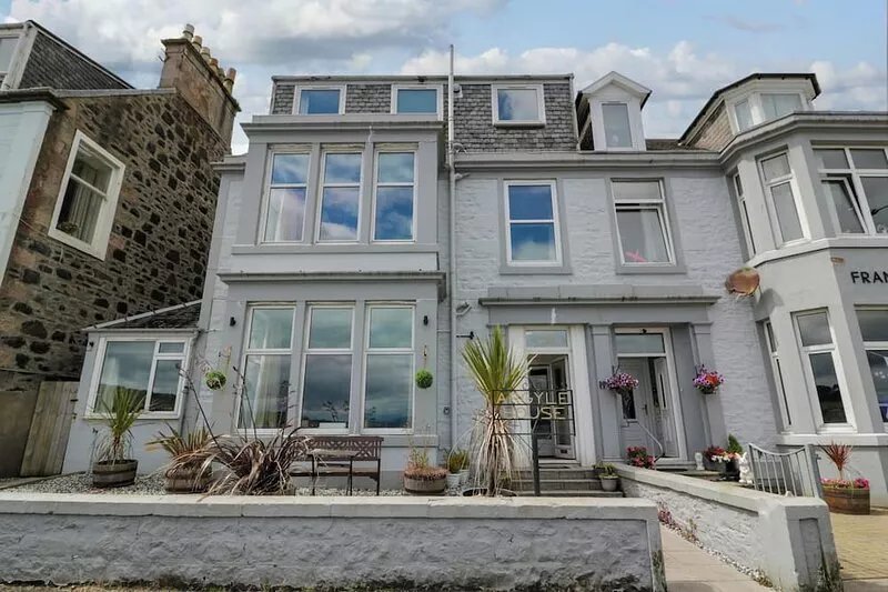 ARGYLE HOUSE, pet friendly, with hot tub in Rothesay, Isle Of Bute