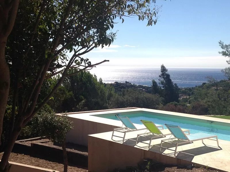 Villa Geais with sea view, 28°C heated pool, garden, quiet, close to the sea