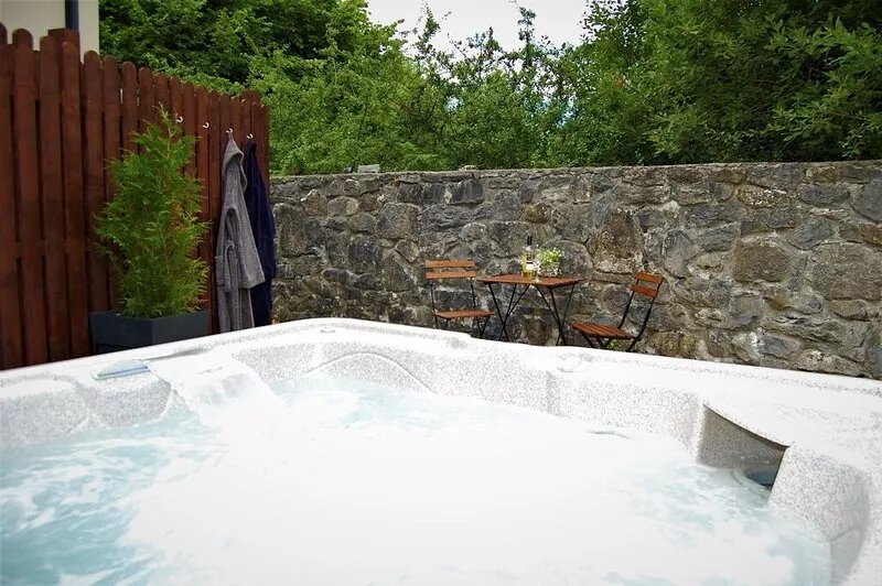 Luxurious 5⭐️ Cottage with private Hot Tub, Galway