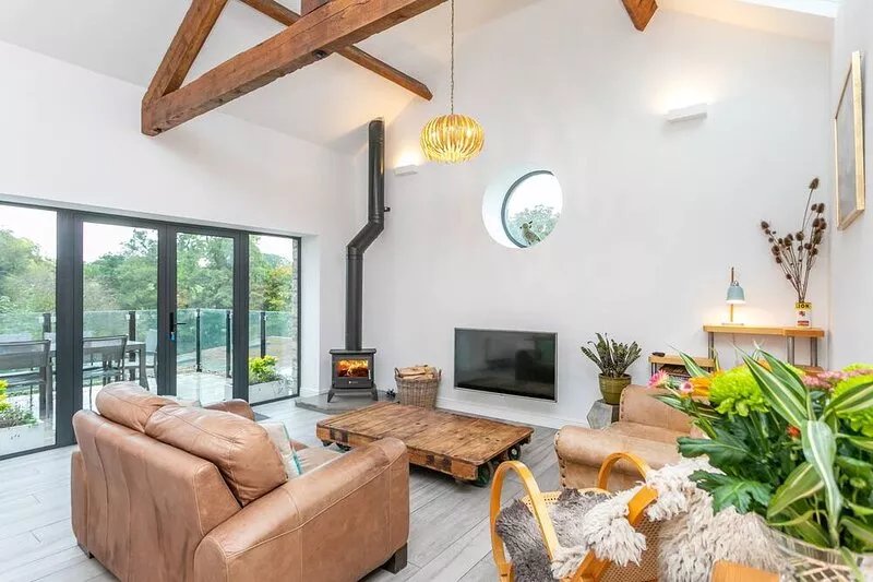 Luxury cottage - river views, balcony and hot tub