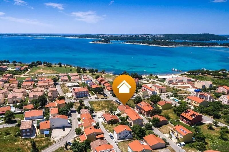 Comfortable vacation home directly by the sea, 80m from the beach