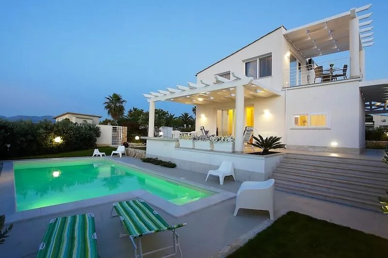 Wonderful villa with private pool - Adamo Real Estate